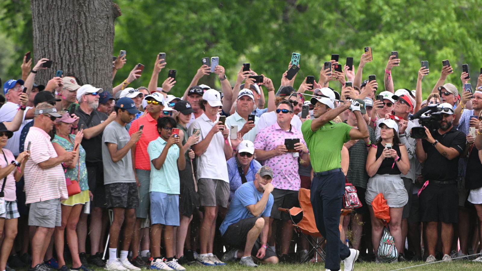 Tiger Woods fan dubbed "The Michelob Guy" lands contract after going viral